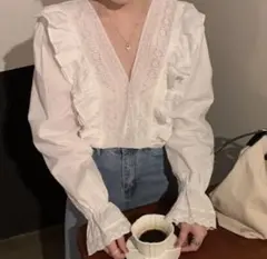 長袖 薄手 Vライン かわいい 春夏 韓国 フリルシャツ ホワイト トップス