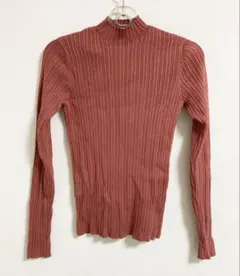 濃いピンク系　リブハイネックニット　タイト