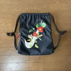 NIKE キッズ ナップザック ブラック 花柄のサムネイル