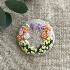 手刺繍ブローチ／春色リースとリボン