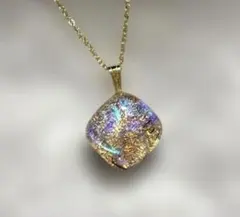 手作りガラスの宝石　チタンダイクロガラスペンダント　ゴールドに青紫系　七宝炉