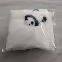 フェリシモ 毛布の上で寝る赤ちゃんパンダハンカチのサムネイル