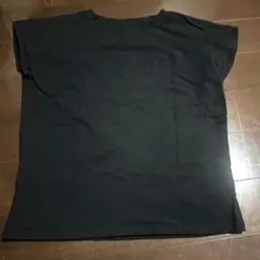 黒の半袖Tシャツ