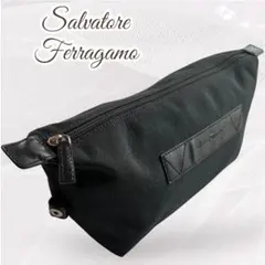 美品✨Salvatore Ferragamoフェラガモ ブランドロゴ入り ポーチのサムネイル
