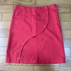 赤いスナップボタン付きラップスカートのサムネイル