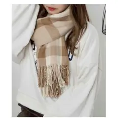 ベージュとブラウンのチェックマフラー