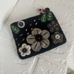 フェルト花柄ポーチ 黒色 約25cm x 20cm