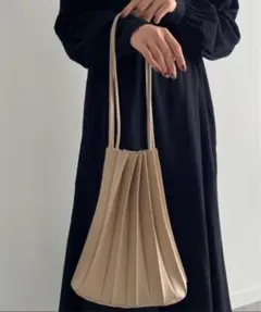 NEUNA レザープリーツトートバッグ アイボリーのサムネイル