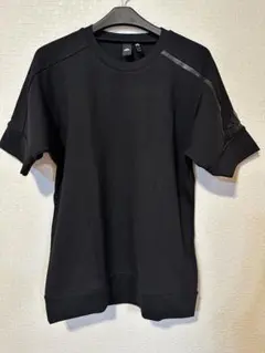 adidas ブラック 半袖Tシャツ ジッパーポケット付きのサムネイル