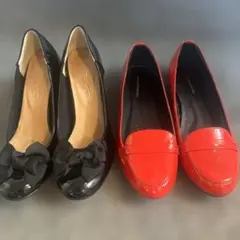 黒リボン付きパンプスと赤ローファー