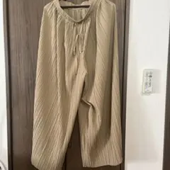 ベージュ　ウェーブプリーツパンツ