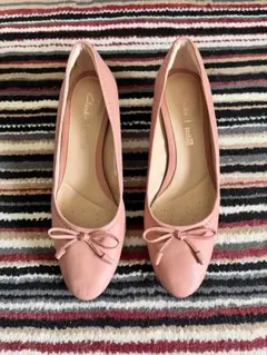Clarks ピンクレザーリボンパンプス