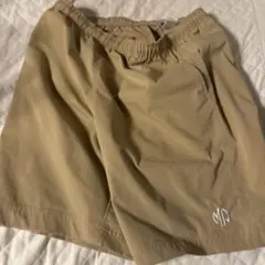 ベージュ ショートパンツ