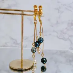 120●ロング　アシンメトリーあこや真珠イヤリング！ピーコックブラック系