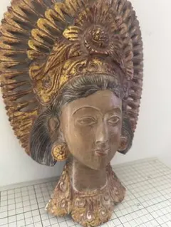 インドネシアバリ島の木製彫刻 女性の顔