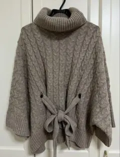 ベージュ ケーブル編み タートルネックニット