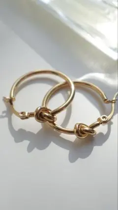新品　ノットフープピアス　金属アレルギー対応　結び目ピアス