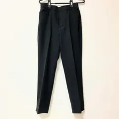 細身の黒パンツ