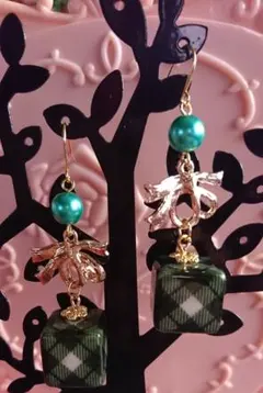 アーガイル柄キューブ×リボン×パールグリーン系ピアス 