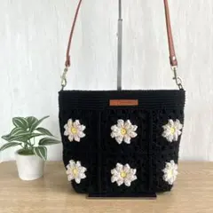 モチーフ編みバッグ　黒　ショルダーバッグ　デイジー　かぎ針編みのサムネイル