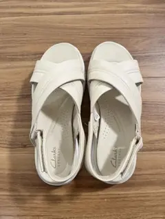 Clarks artisan 厚底サンダル アイボリー　24cmのサムネイル
