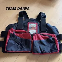 【TEAM DAIWA（チームダイワ）フィッシングベスト（ショートタイプ赤黒）】のサムネイル
