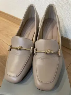 ベージュ　パンプス