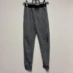 Geniusロゴ入りグレー長ズボン　しぼり　グレー　動きやすい　150 ボーイズ