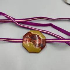 055 八角形 花柄 帯留め 木製