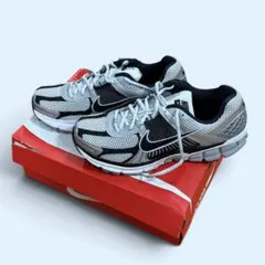 新品未使用　Nike Zoom Vomero 5 シルバー　黒　白