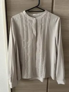 ベージュ プリーツ 長袖シャツ