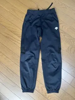 キッズ　長ズボン　パンツ　黒　サッカー　DESCENTE 140 難ありのサムネイル