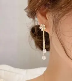 花デザインのロングドロップピアス