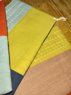 カラフルな幾何学模様のコースター　　５枚組