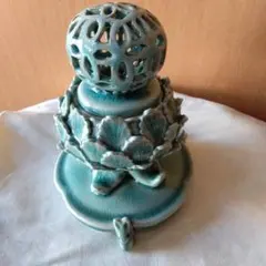 青緑色の装飾的な陶器