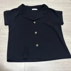 黒いボタン付き半袖シャツ