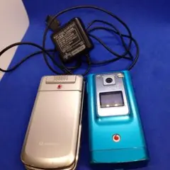 Vodafone 折りたたみ式携帯電話 2台セット　充電器付き
