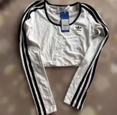 adidas クロップド長袖Tシャツ