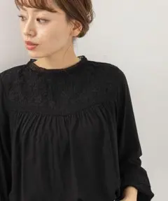 B268アーバンリサーチ長袖クルーネックブラウス刺繍レース花柄ブラック黒無地春秋