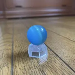 青いガラス玉　置物 六角形の台座付き