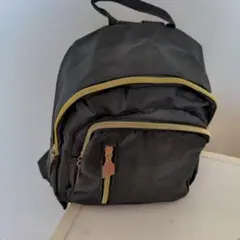 シンプルな黒いリュック