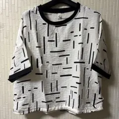 白、黒模様のカットソー