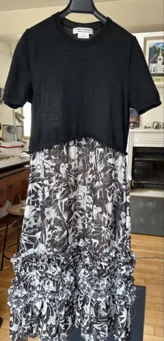 コムデギャルソンコムデギャルソンの フリル付きスカートの半袖ワンピース