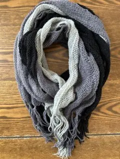 ストライプデザイン ニットマフラー　黒、グレー、ライトグレー