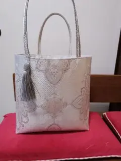 高級正絹　袋帯リメイクした手提げバッグ　シルバー　　タッセル付き