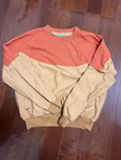 ゴルフオレンジとベージュのカジュアルトレーナー