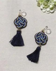 ブルーの小さいタッセル付き水引きのイヤリング【ネイビー、ゴールド&ブルー】