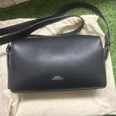 【訳あり定価割れ】A.P.C. 黒 フェイクレザー ショルダーバッグ