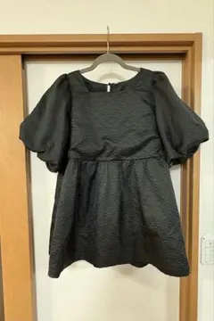coca エンボス加工 スクエアネック パフスリーブ ブラウス ブラック