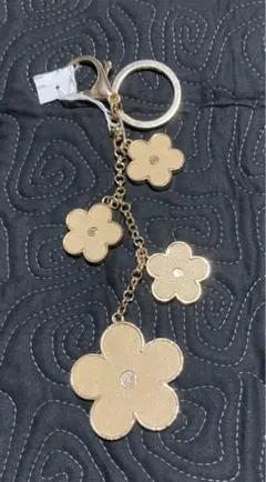 新品　バッグ　チャーム　キーホルダー　お花モチーフ　ベージュ
